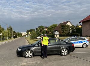 Policjanci kontrolują trzeźwość kierowcy samochodu osobowego.