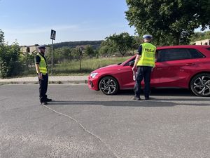 Policjanci kontrolują trzeźwość kierowcy samochodu osobowego.