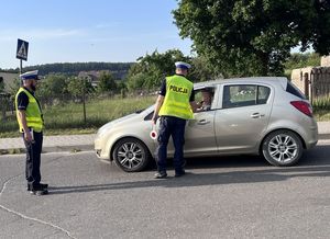 Policjanci kontrolują trzeźwość kierowcy samochodu osobowego.