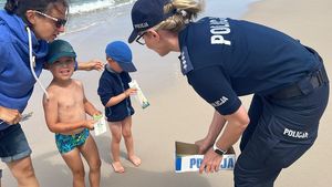 Policjantka wręcza dzieciom w obecności ich mamy opaski niezgubki