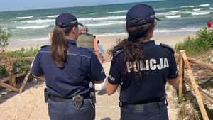 Policjantki wchodzą wejściem na plażę