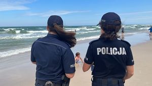 Policjantki idą plażą