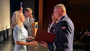 Komendant Wojewódzki wręcz nagrody dwojgu pracownikom cywilnym