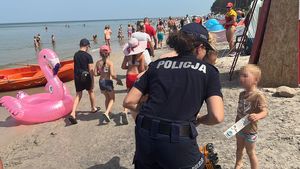Policjantka rozdawała opaski niezgubki na plaży