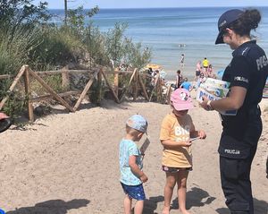 Policjantka rozdawała opaski niezgubki na plaży