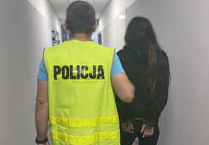 Policjant prowadzi zatrzymanego