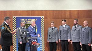 Prezydent Miasta Wejherowa w asyście Komendanta Powiatowego Policji w Wejherowie wręcza nagrody policjantom.