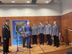 Prezydent Miasta Wejherowa w asyście Komendanta Powiatowego Policji w Wejherowie wręcza nagrody policjantom.