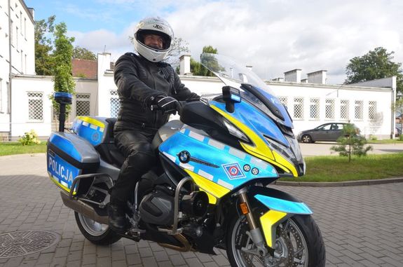 Policjant siedzi na motocyklu
