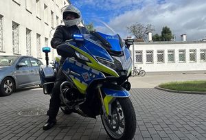 Policjant siedzi na motocyklu