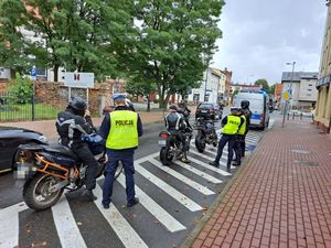 Policjanci legitymują motocyklistów na drodze