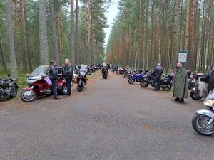 Motocykliści parkują w lesie piaśnickim