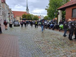 Motocykliści szykują się do wyjazdu na Placu Wejhera