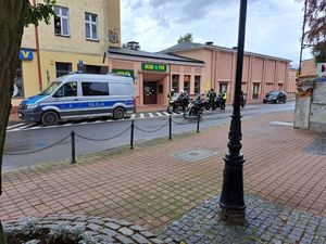 Policyjny radiowóz na trasie przejazdu motocykli