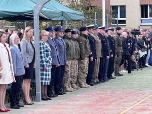 Zaproszeni goście stoją na baczność