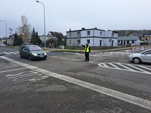 Policjant kieruje ruchem