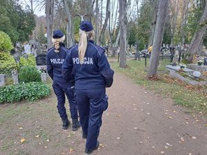 Policjantki patrolują rejon cmentarza