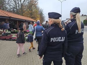 Policjantki patrolują rejon cmentarza