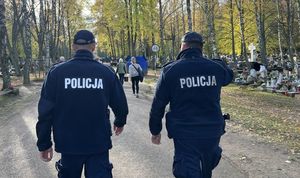 Policjanci patrolują rejon cmentarza