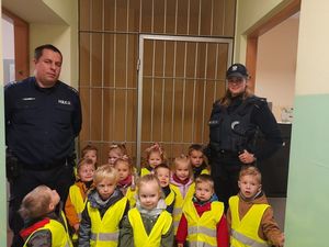 Policjanci na zdjęciu grupowym z przedszkolakami