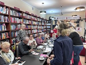 Policjantka prowadzi spotkanie z seniorami.