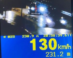 Zdjęcie wyświetlacza urządzenia trucam, na którym zostało zarejestrowane wykroczenie 130 km/h.