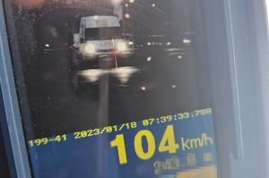 Zdjęcie z urządzenia trucam, wynik pomiaru 104km/h