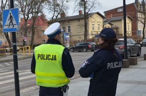 Policjanci stoją przy przejściu dla pieszych