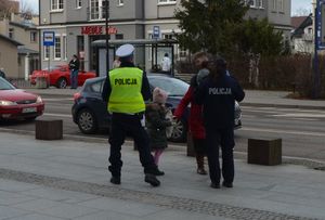 Policjanci rozdają odblaski przy przejściu