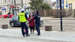 Policjanci wręczają odblaski