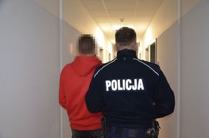 Nieletni jest prowadzony przez policjanta