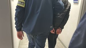 Nieletni jest prowadzony przez policjanta