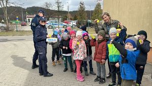 Policjanci rozdają odblaski dzieciom