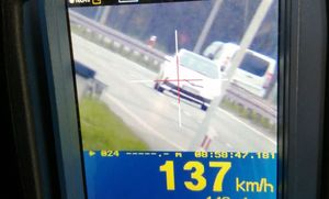 Zdjęcie z videorejestratora z pomiarem prędkości 137 km/h