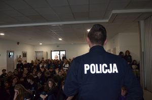 Policjant prowadzi zajęcia z uczniami.