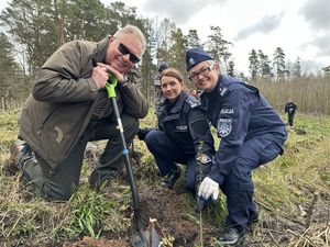 Policjanci sadzą las.