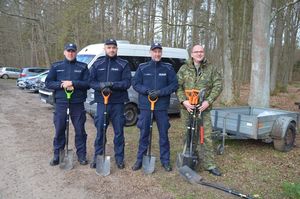 Policjanci dzielnicowi stoją z leśnikiem.