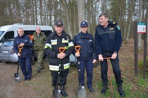 Zdjęcie kilku osób szykujących się do sadzenia