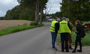 na zdjęciu komisja badająca skutki wypadku, strażak, policjant wrd, zarządca drogi, policjantka Wdś stoją  przy drodze gdzie doszło do wypadku