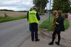 na zdjęciu komisja badająca skutki wypadku, strażak, policjant wrd, zarządca drogi, policjantka Wdś stoją  przy drodze gdzie doszło do wypadku