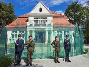 na zdjęciu posterunek utworzony przed wejście do muzeum, dwóch policjantów oraz dwóch żołnierzy