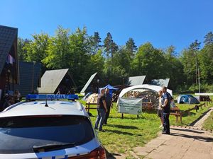 spotkanie w lesie policjanta z harcerzami