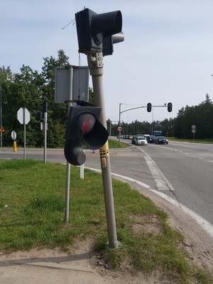 Sygnalizator na zdjęciu znajduje się po lewej stronie, widać że został uszkodzony, klosz sygnalizatora zwisa w dół.