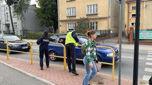 Policjanci rozdają odblaski