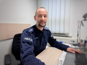 Policjant siedzi przy biurku