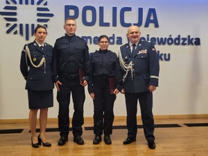 Zdjęcie przedstawia od prawej Komendanta Wojewódzkiego Policji, obok niego po jego lewej stronie stoi nowa policjantka, dalej za nią nowy policjant a ostatnia jest Pani Komendant Powiatowy Policji w Wejherowie