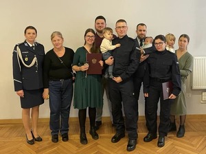 Zdjęcie grupowe nowo przyjętych policjantów, ich rodzin wspólnie z Panią Komendant