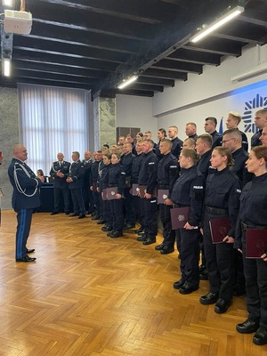 Wszyscy przyjęci policjanci w województwie pomorskim stoją przodem do Komendanta Wojewódzkiego Policji w Gdańsku.