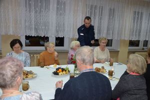 policjant rozdaje odblaski seniorom