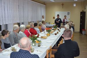 Policjantka prowadzi spotkanie profilaktyczne z seniorami